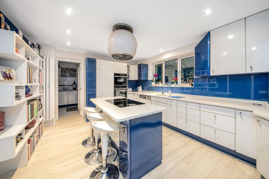 Property photo 3 of 27