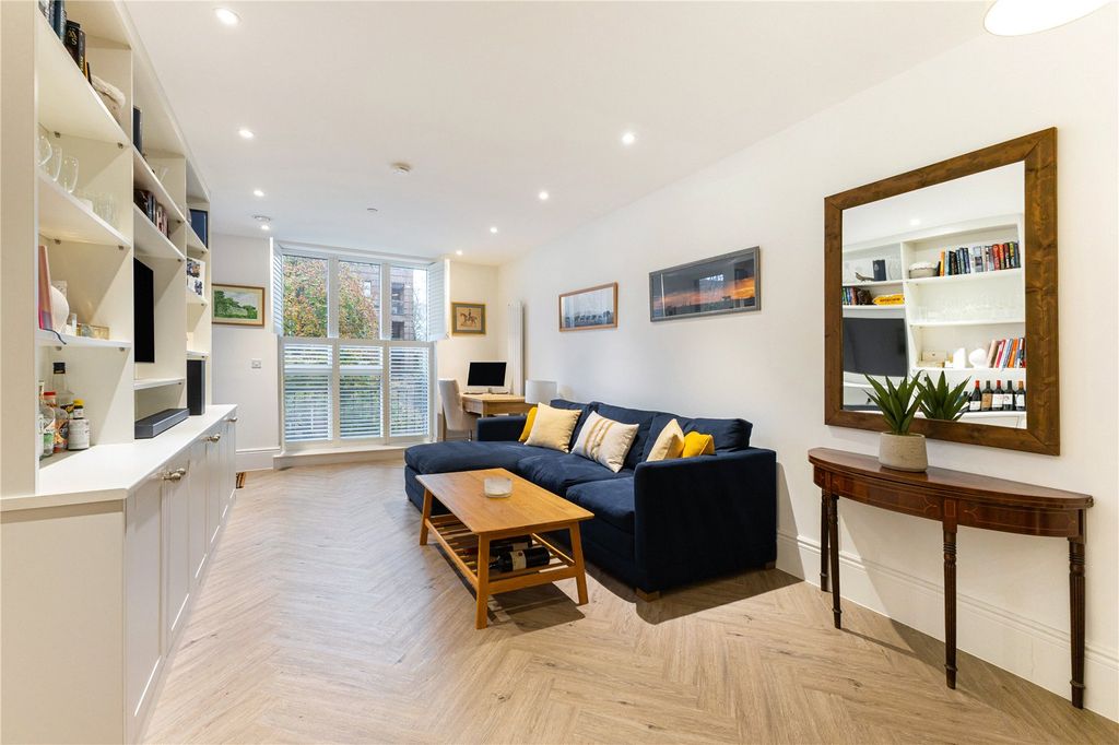 Property photo 2 of 9 Sitting Area