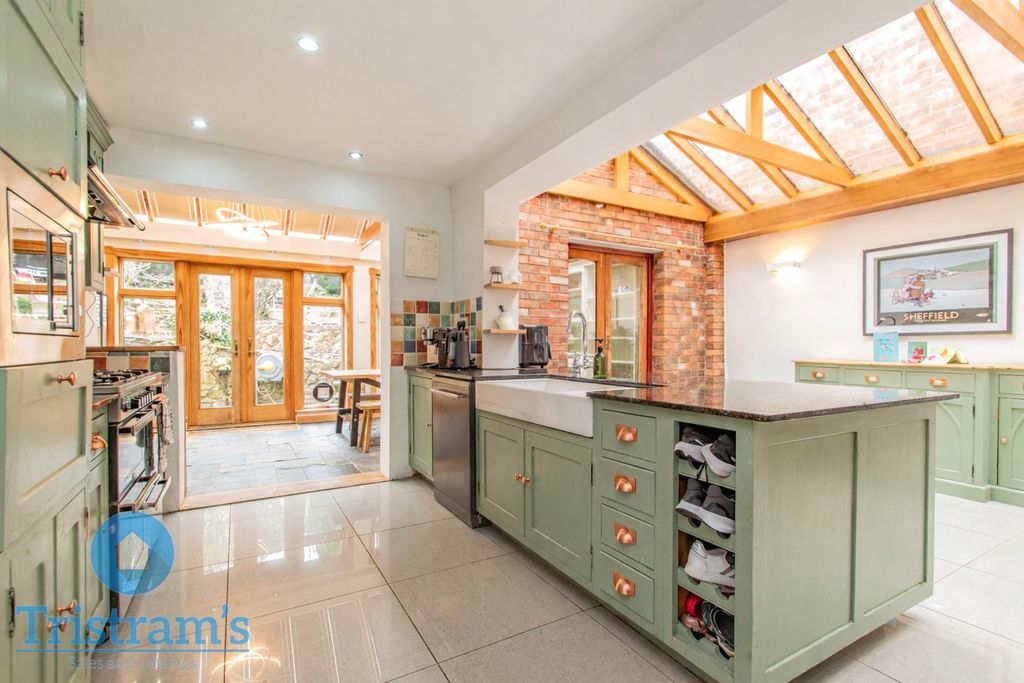 Property photo 2 of 32