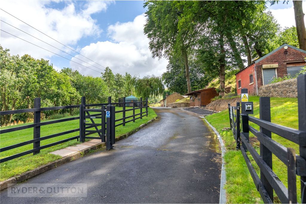 Property photo 2 of 31 Private Driveway