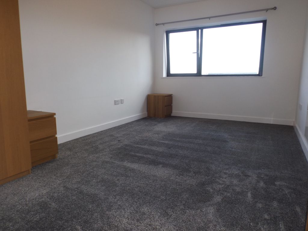 Property photo 2 of 6 Bedroom