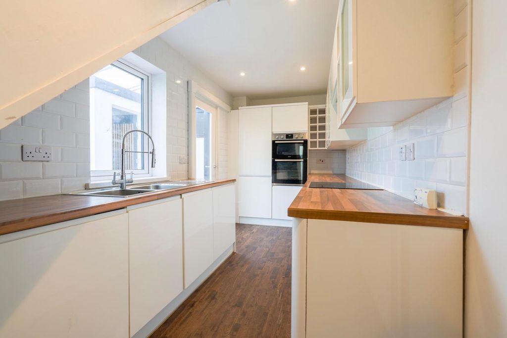 Property photo 3 of 9 Kitchen