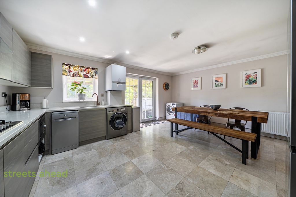 Property photo 2 of 19 8A375De0-262E-439...