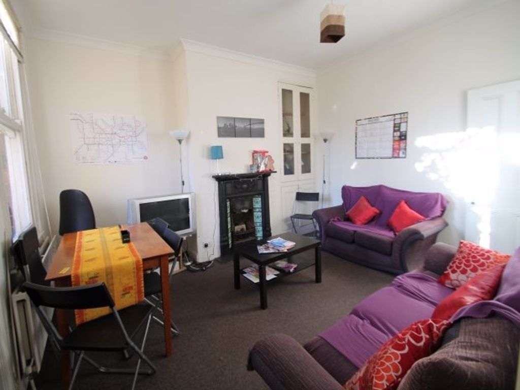 Property photo 2 of 21 A Spacious, Bright Living Room With Contemporary F...