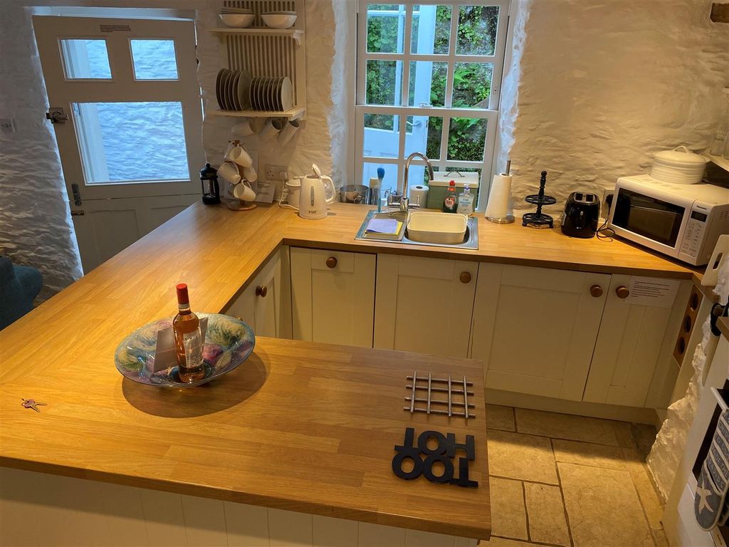 Property photo 3 of 11 Kitchen.Jpg