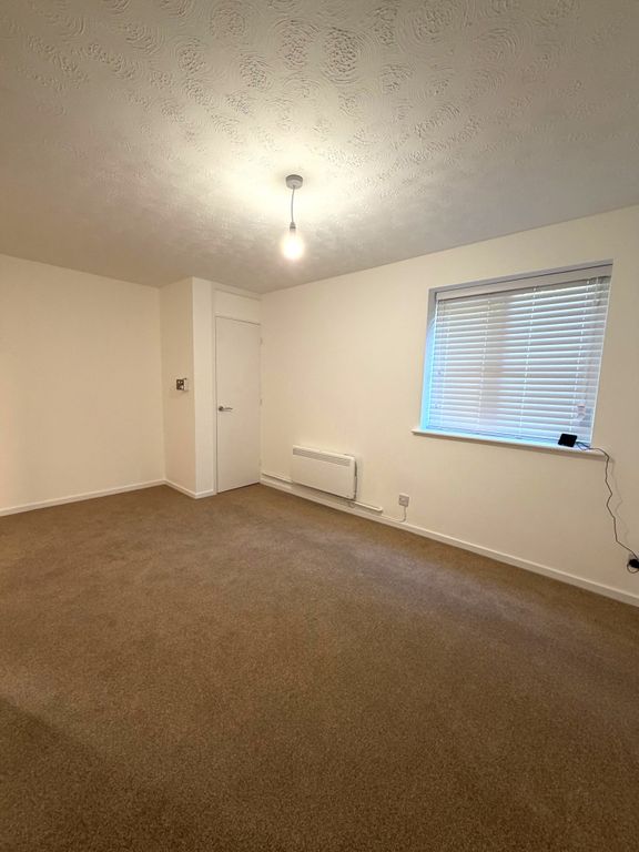 Property photo 3 of 10 Bed1