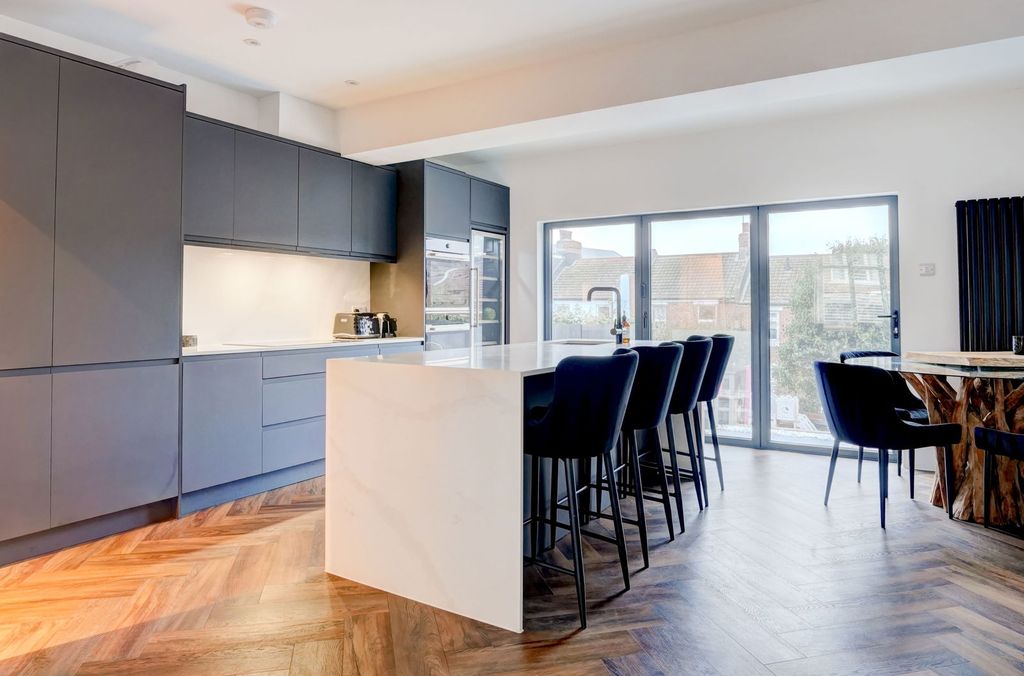 Property photo 2 of 23