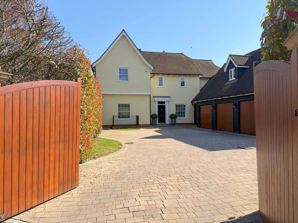 Property photo 1 of 45 Front Aspect