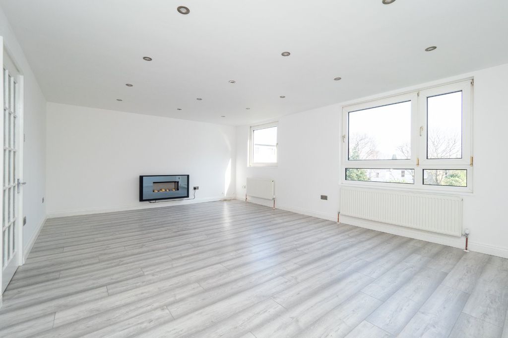 Property photo 2 of 21 Lounge/Dining Room