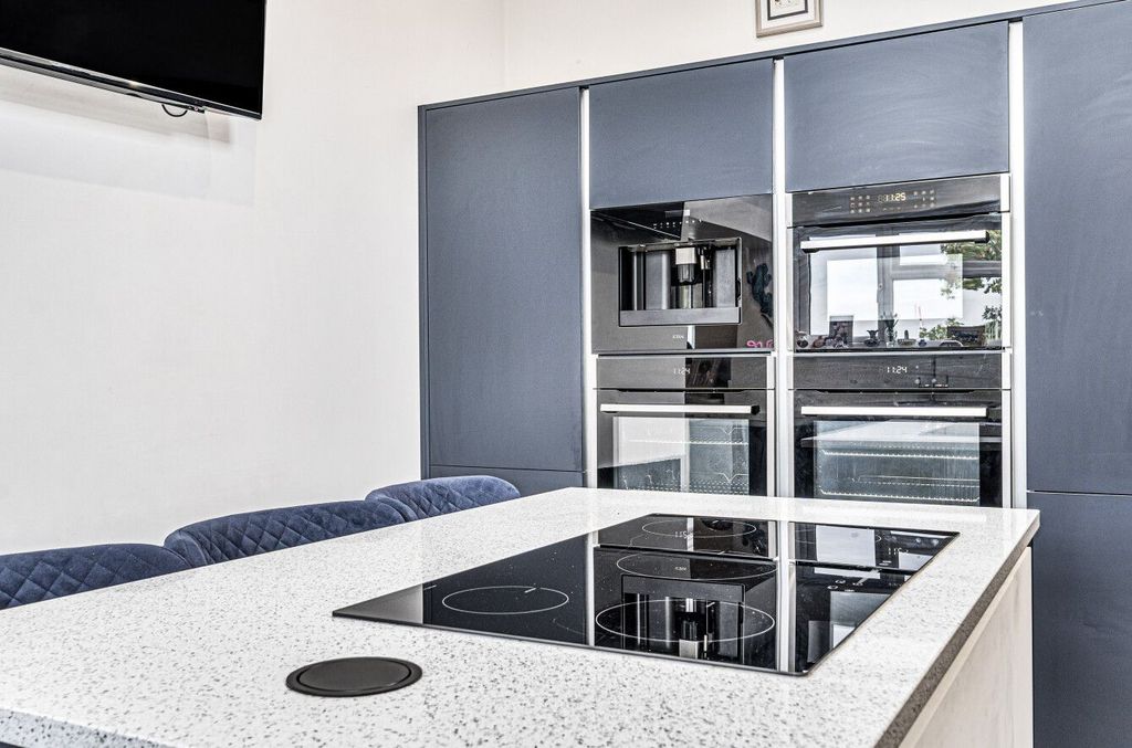 Property photo 2 of 43