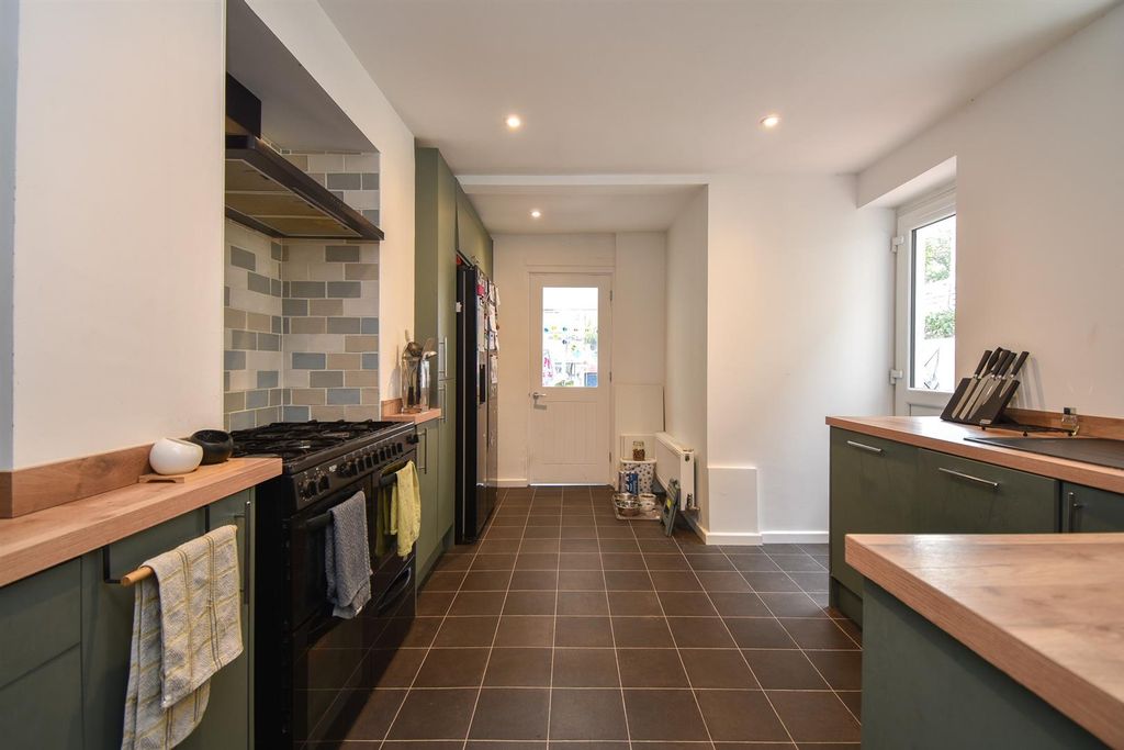 Property photo 3 of 17 Kitchen