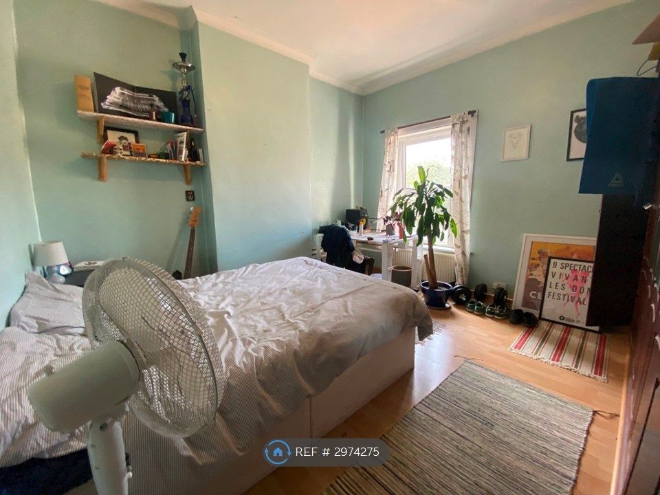 Property photo 3 of 11 Bedroom 1 (1st View)