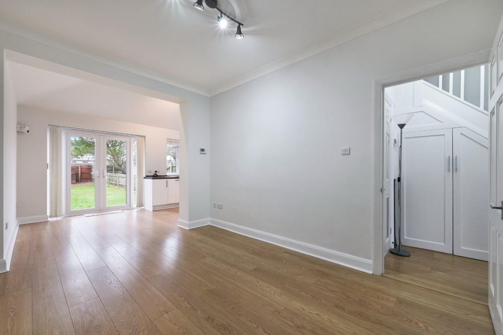 Property photo 2 of 14 Stoneleigh Avenue