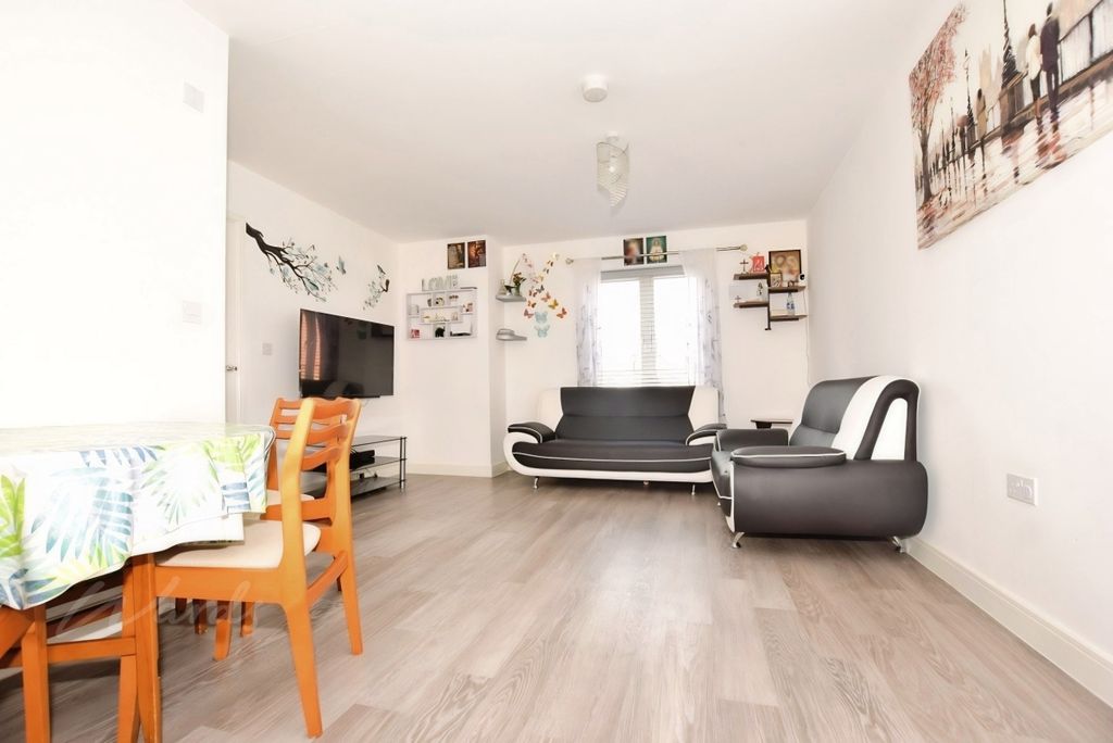 Property photo 3 of 9 093d06B1-Lounge