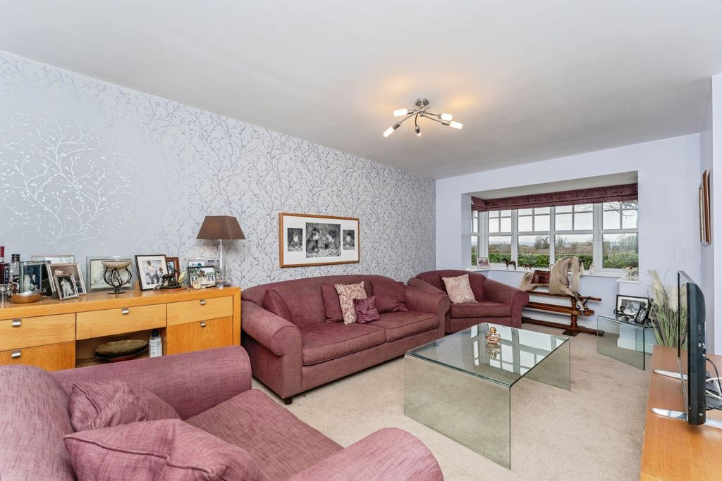 Property photo 3 of 22 Lounge