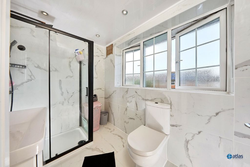 Property photo 3 of 17 Bathroom