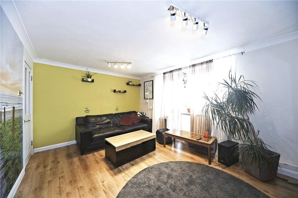 Property photo 3 of 8 Lounge