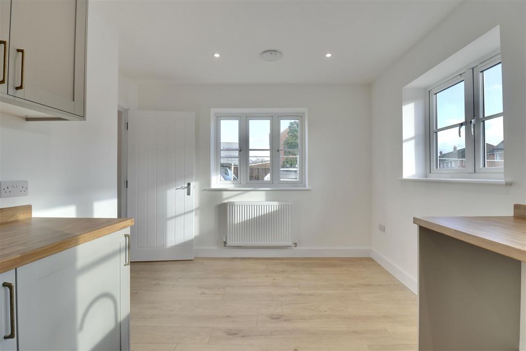 Property photo 2 of 16 B0022122-E5F1-452C-8Ead-44D1F2Bcbe1A_1_201_A.Jpeg