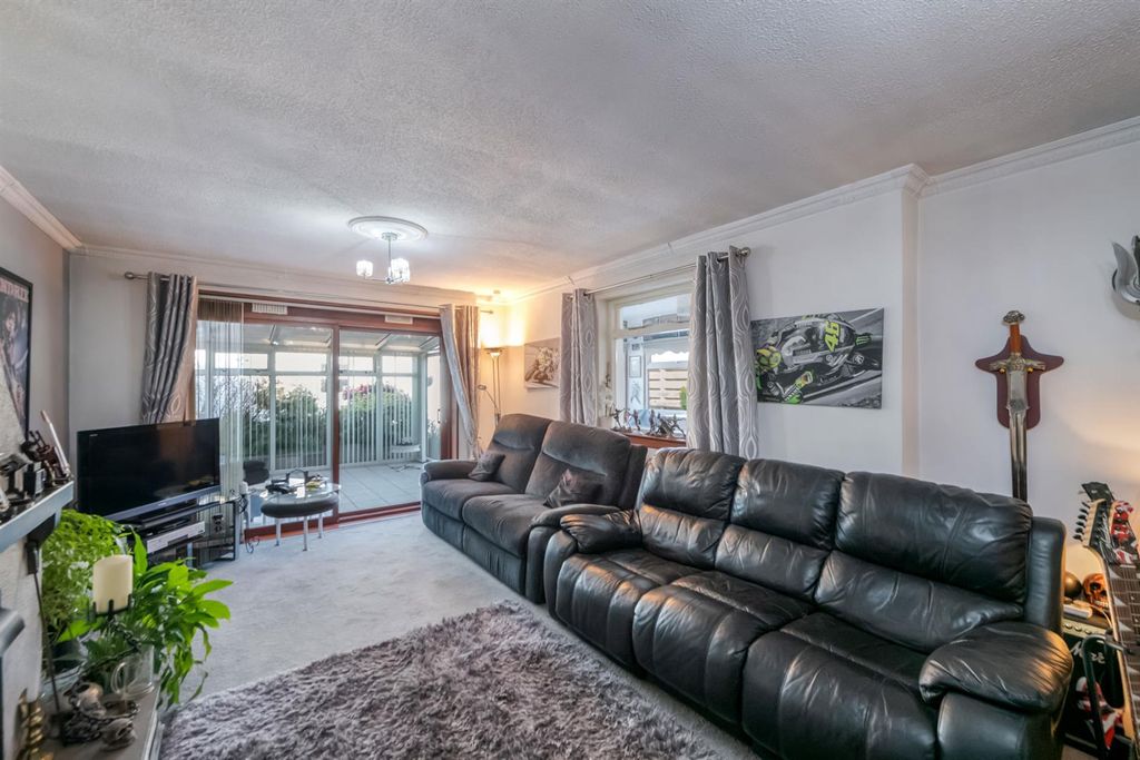 Property photo 3 of 27 Lounge