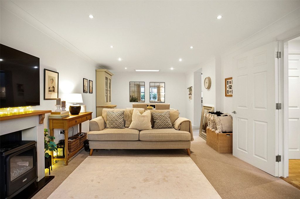 Property photo 3 of 32 House. Partnership