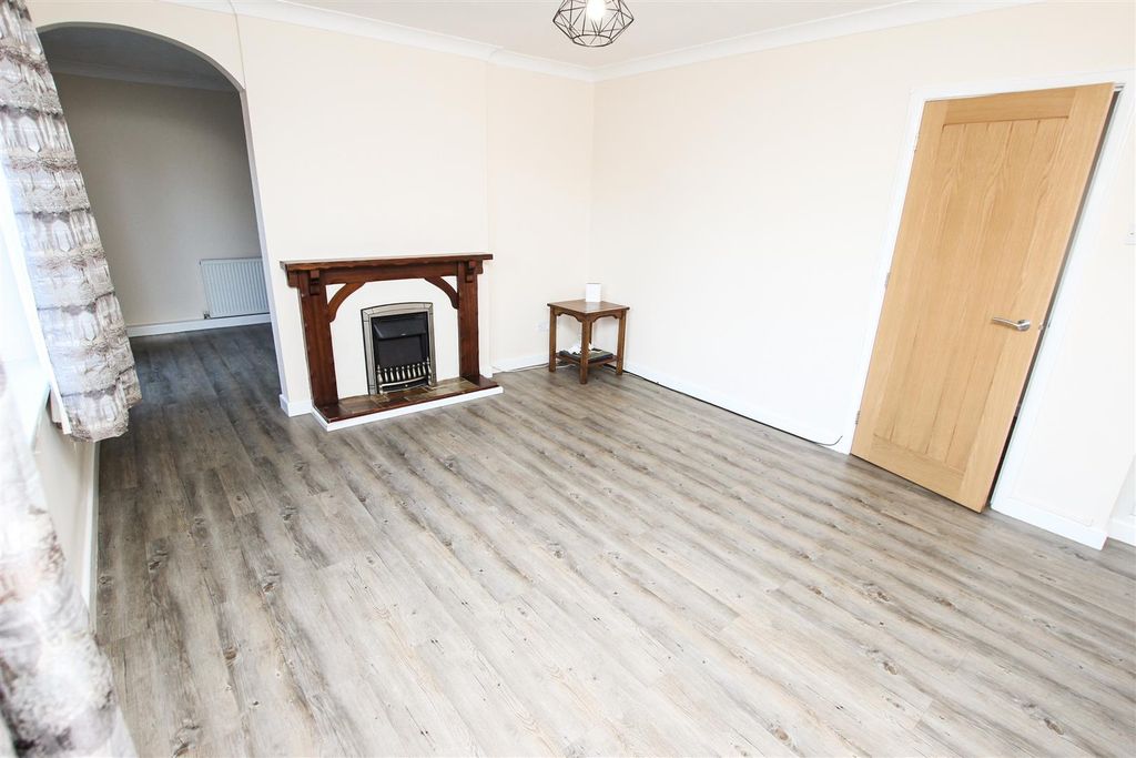 Property photo 2 of 12 Lounge