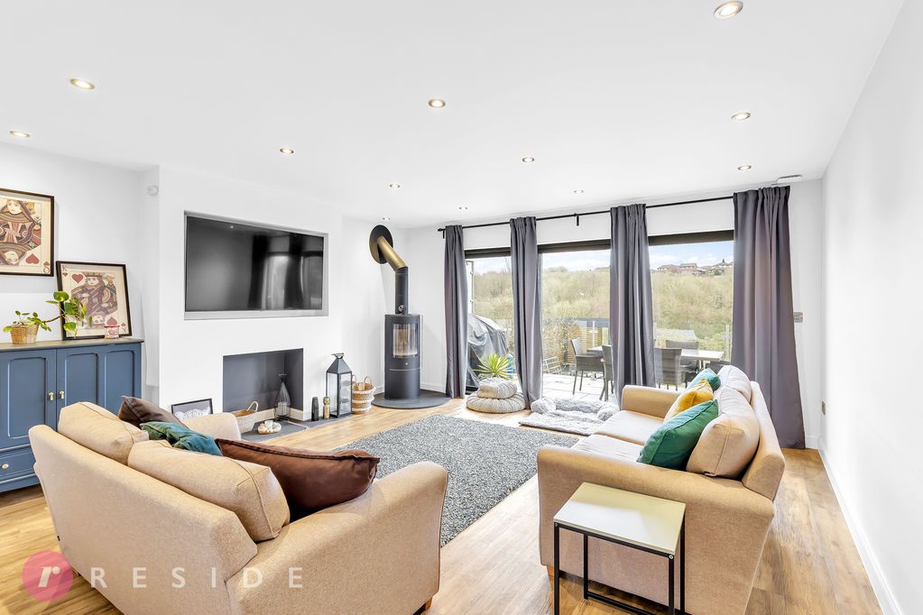 Property photo 2 of 32 Lounge