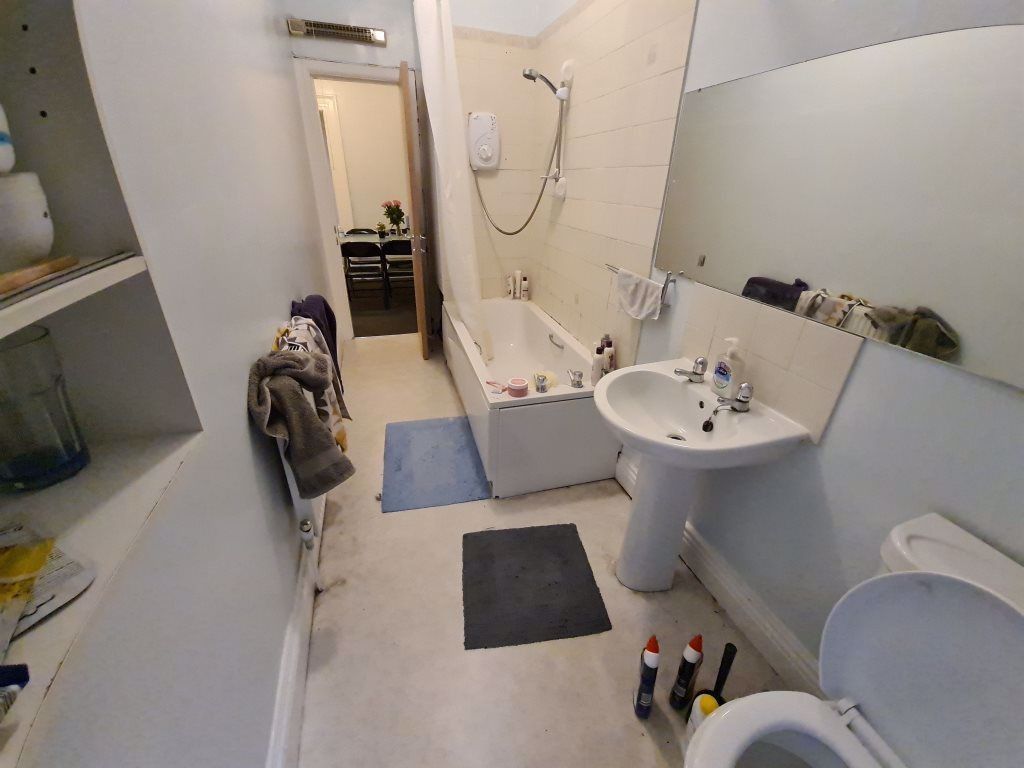 Property photo 2 of 10 Bright And Clean Bathroom Suite Featuring A Full B...