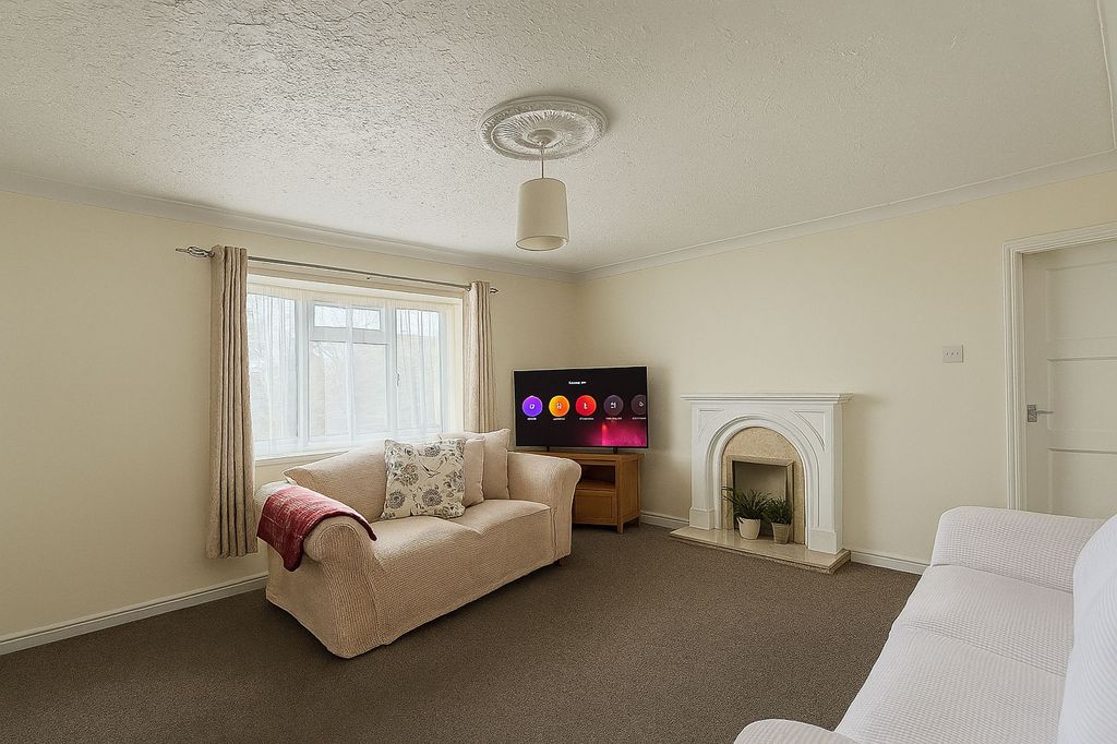 Property photo 1 of 10 Living Room