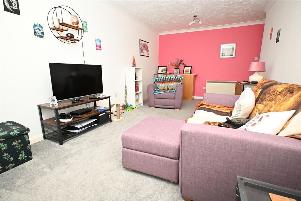 Property photo 3 of 11 Lounge/Dining Room
