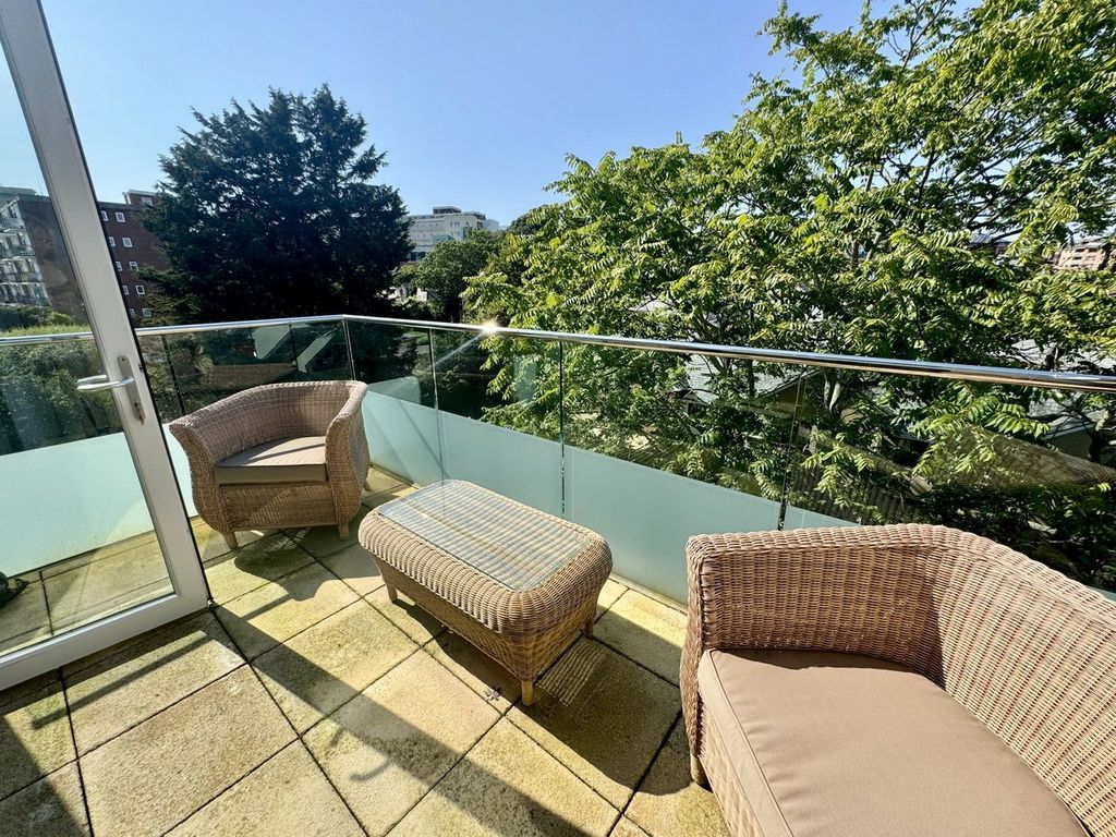 Property photo 2 of 28