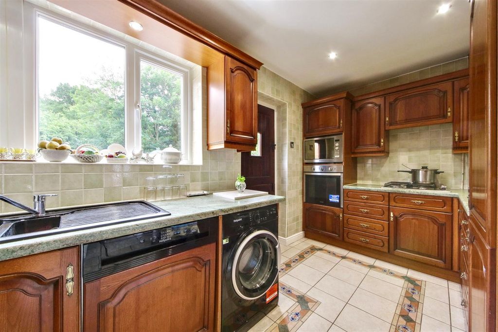 Property photo 2 of 9 Kitchen.Jpg