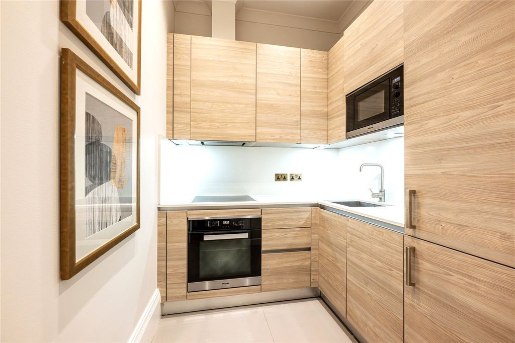 Property photo 2 of 9 Kitchen