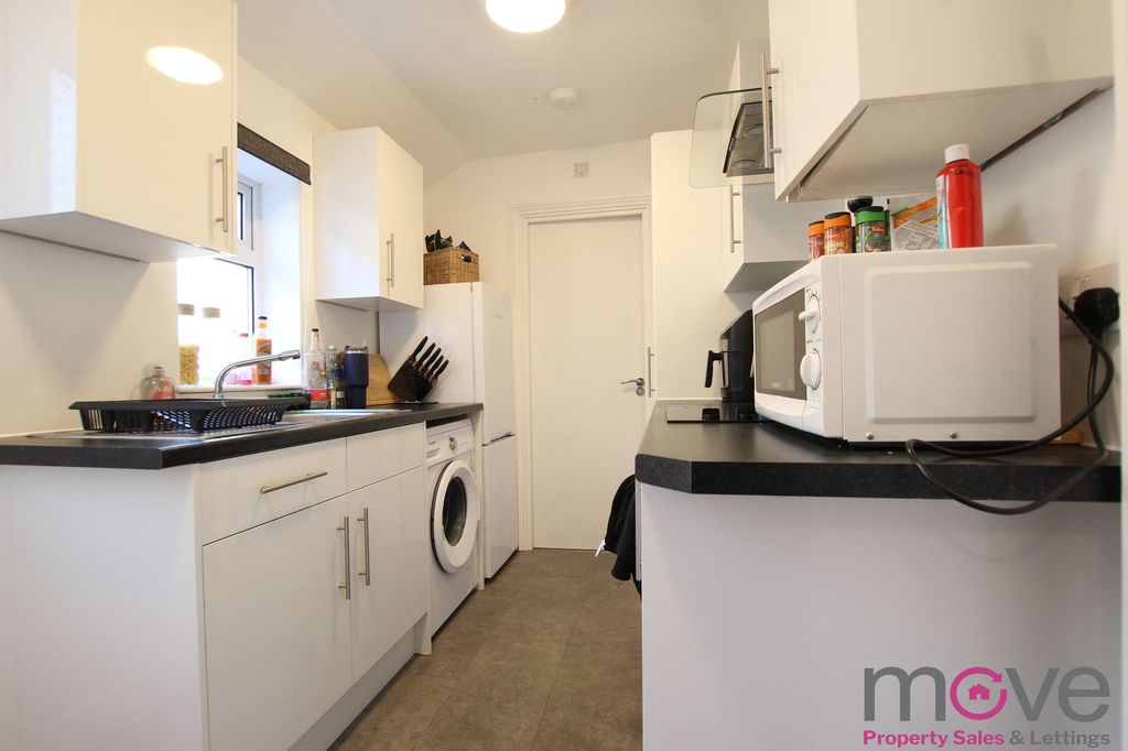 Property photo 2 of 8 Photo 4