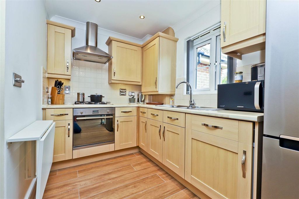 Property photo 3 of 8 Kitchen