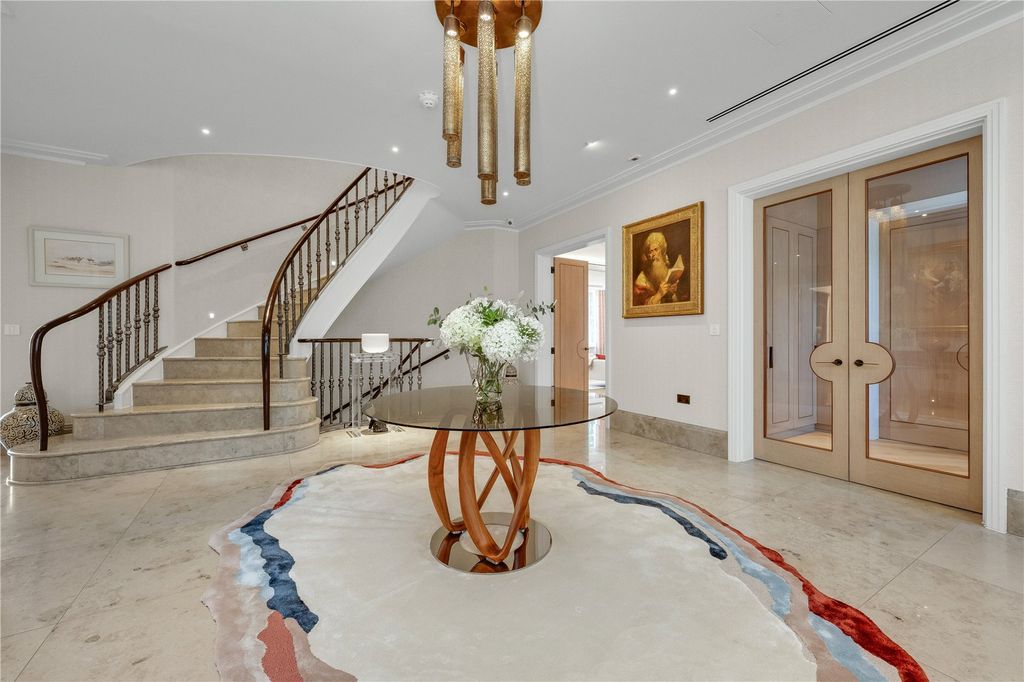 Property photo 3 of 25 Entrance Hall
