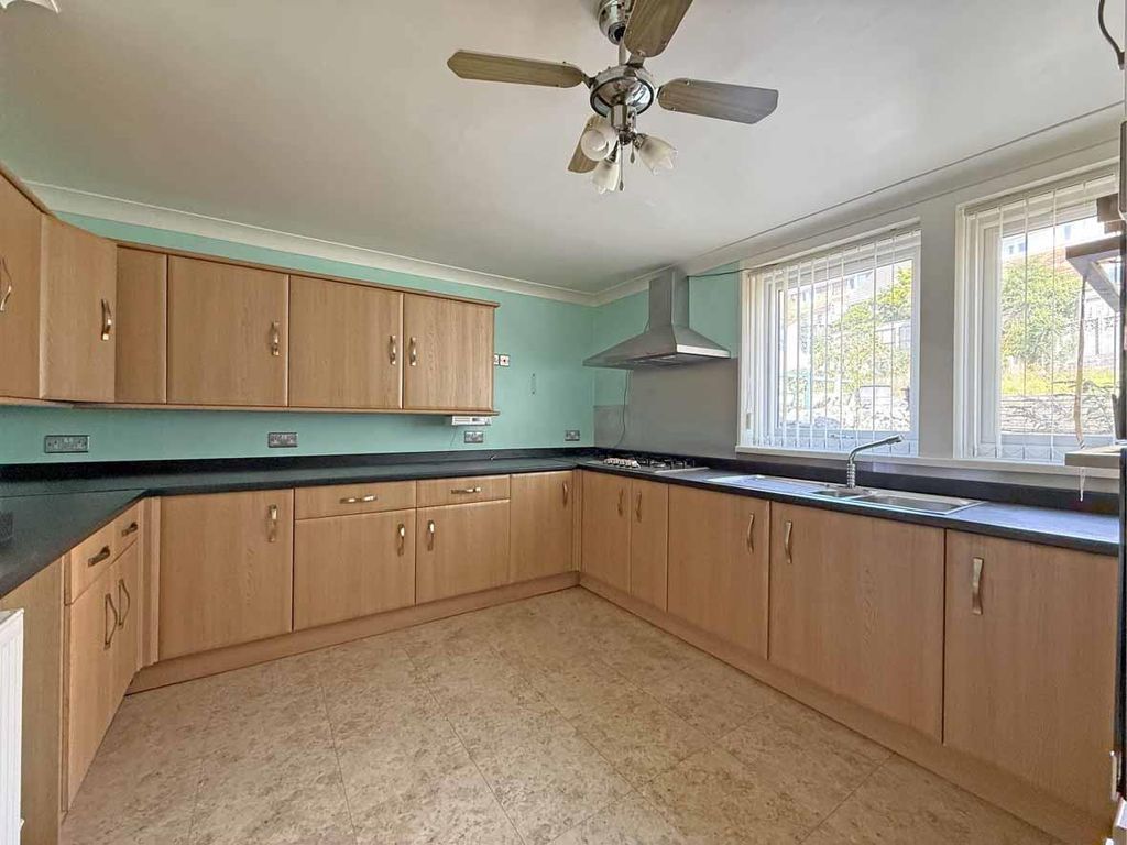 Property photo 3 of 12 Elgin Crescent 106 - Kitchen Front.Jpg