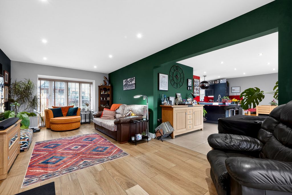 Property photo 2 of 28