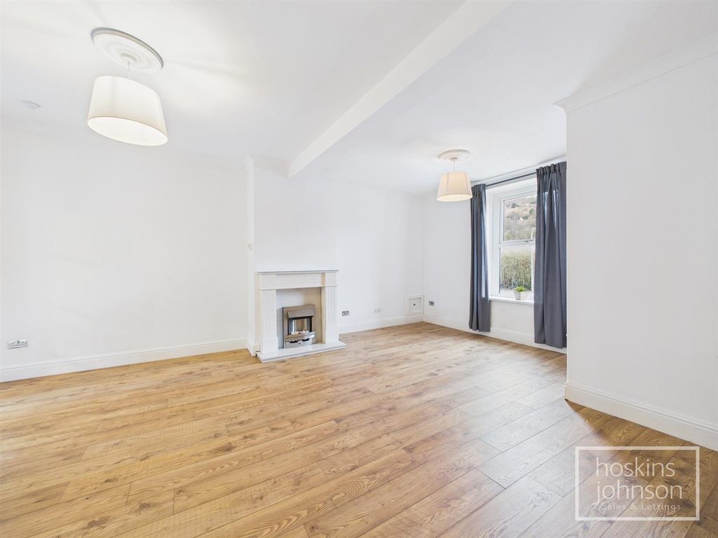 Property photo 3 of 21 Living Room