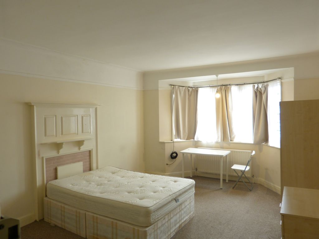 Property photo 1 of 8 Room To Rent Oakfields Road, London Nw11