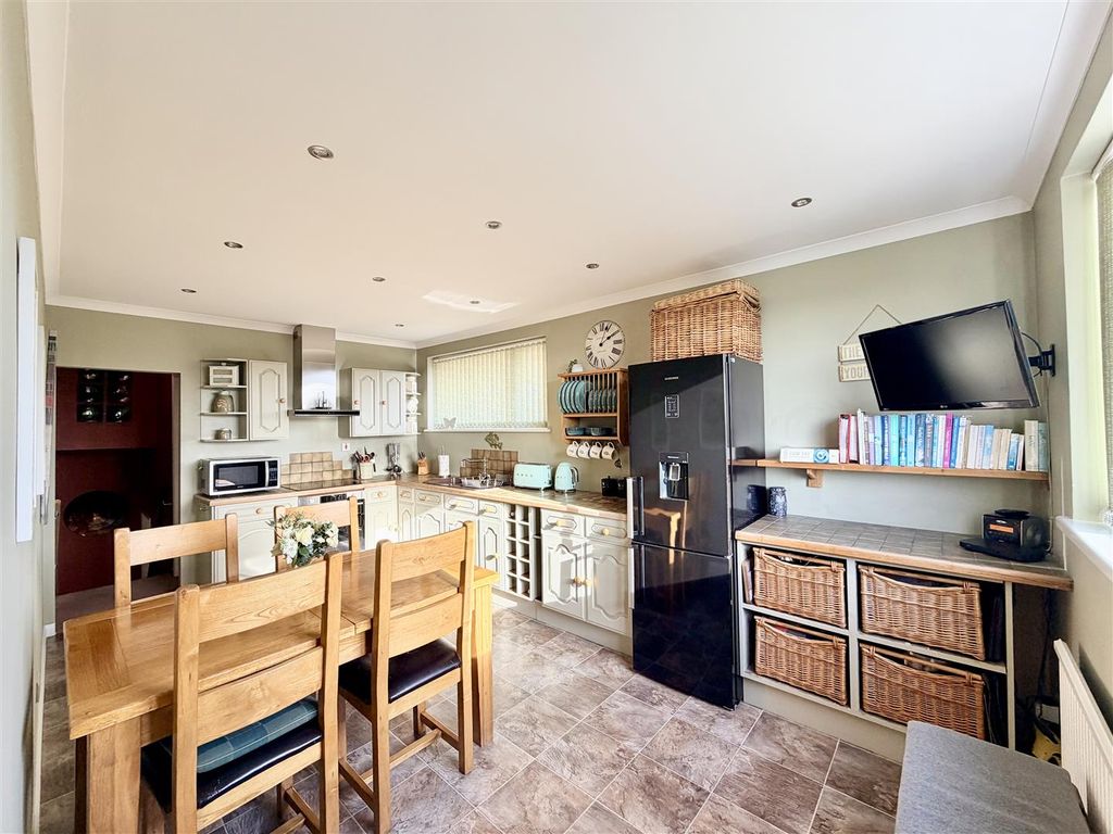 Property photo 3 of 34 Kitchen/Diner