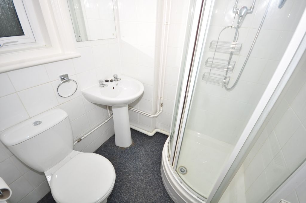 Property photo 3 of 7 Bathroom