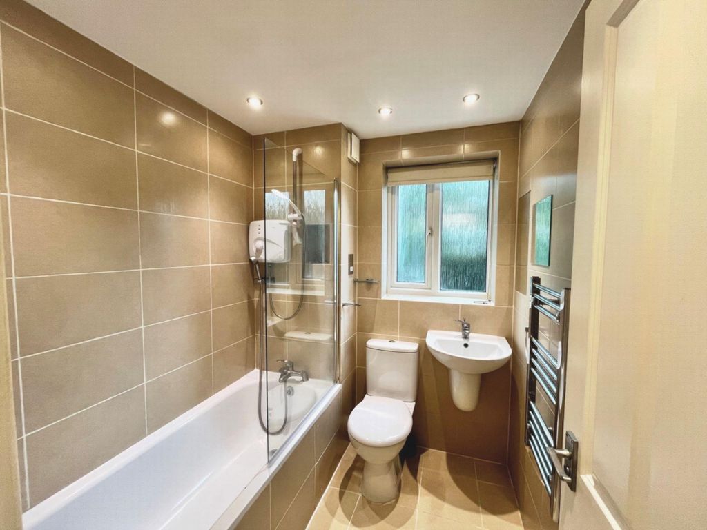 Property photo 3 of 11 Bathroom