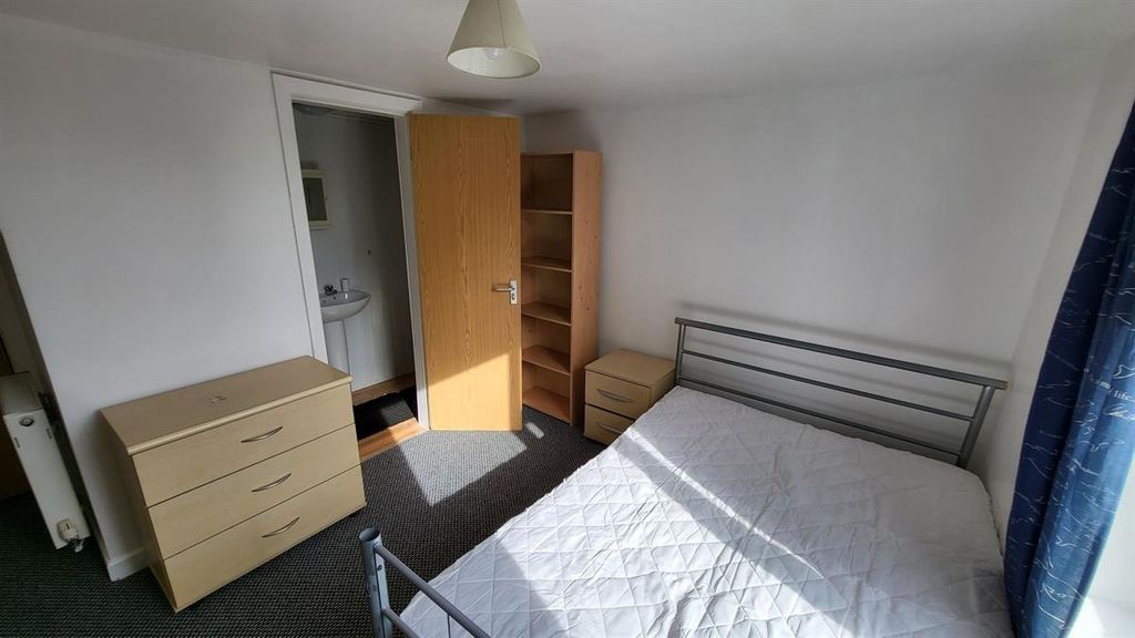 Property photo 2 of 12 Bright And Tidy Double Bedroom Featuring A Comfort...