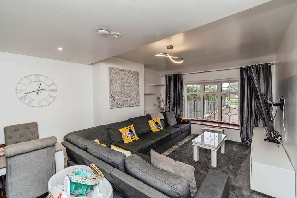 Property photo 2 of 19 Lounge