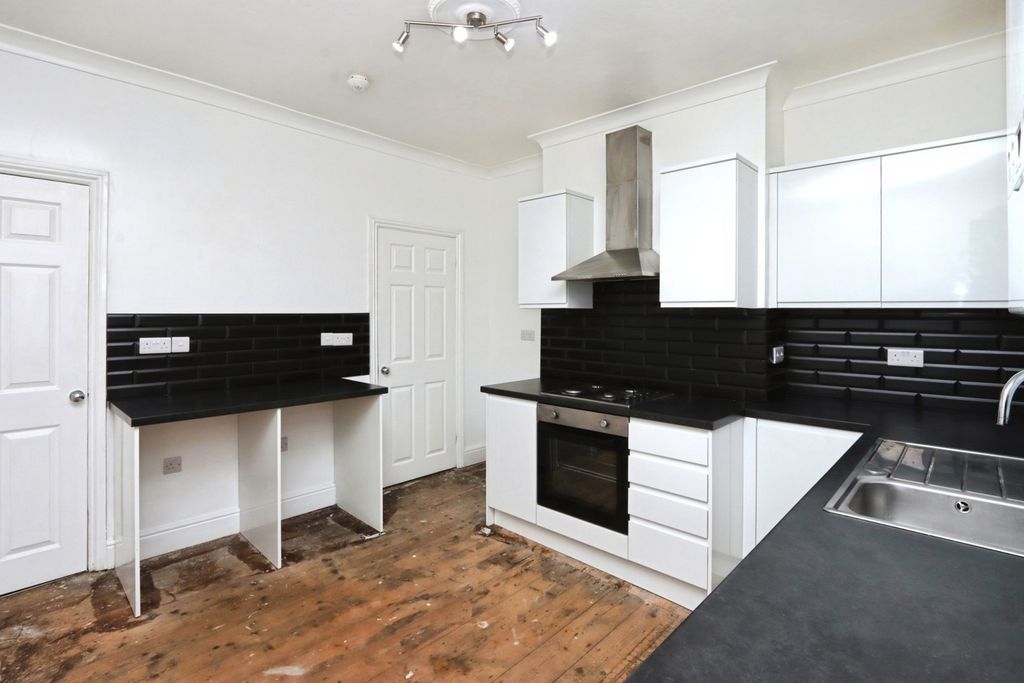 Property photo 3 of 11 Kitchen