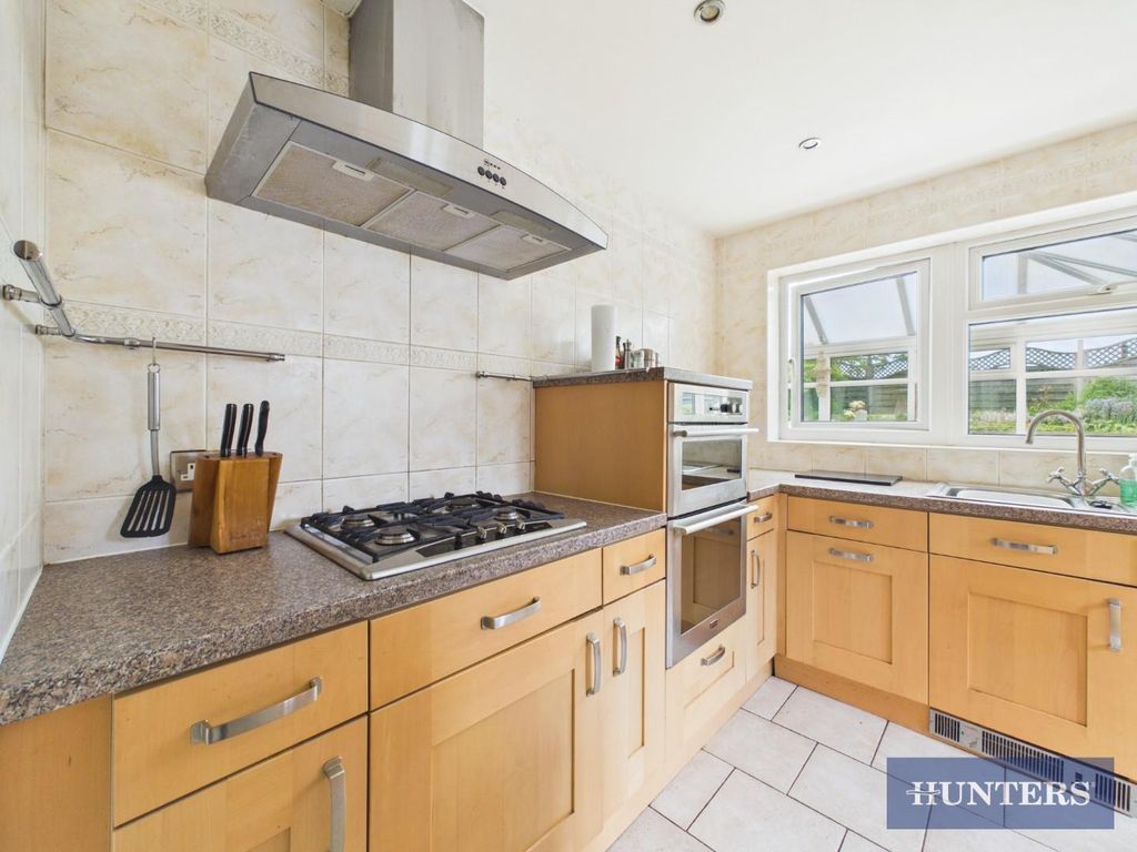 Property photo 3 of 19 Kitchen