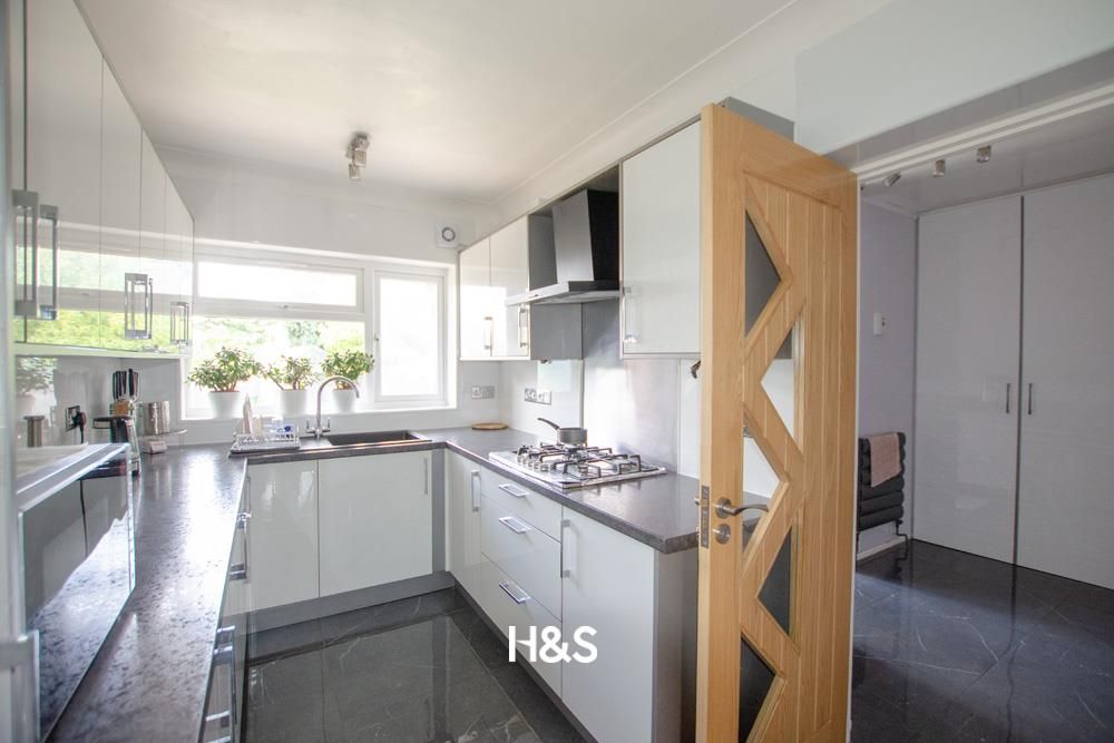 Property photo 2 of 17 8 Leam Crescent - Kitchen.Jpg