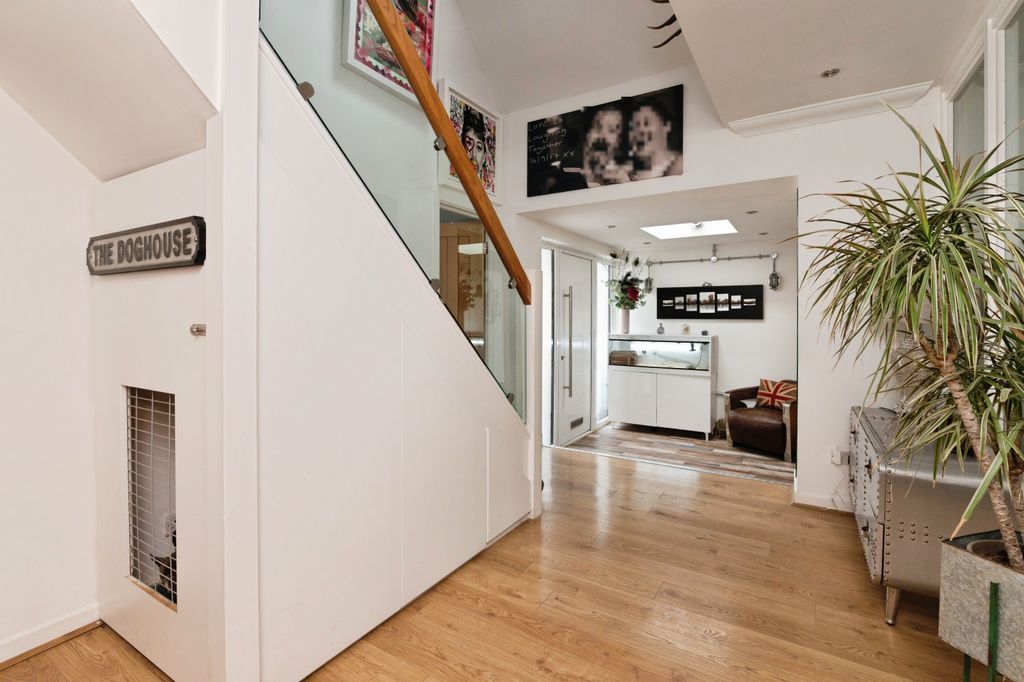 Property photo 2 of 31 Entrance Hall