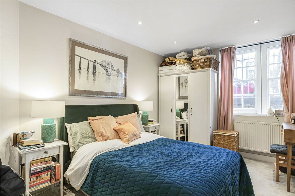 Property photo 1 of 18 Bedroom