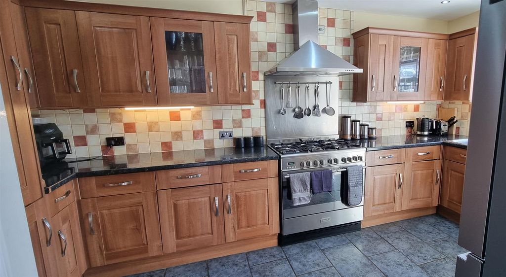Property photo 2 of 31 Kitchen